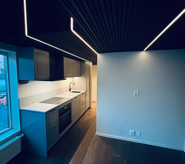 Nyrenoverat kök i stilren design – resultat av köksrenovering i Västerås av Woodworkers.