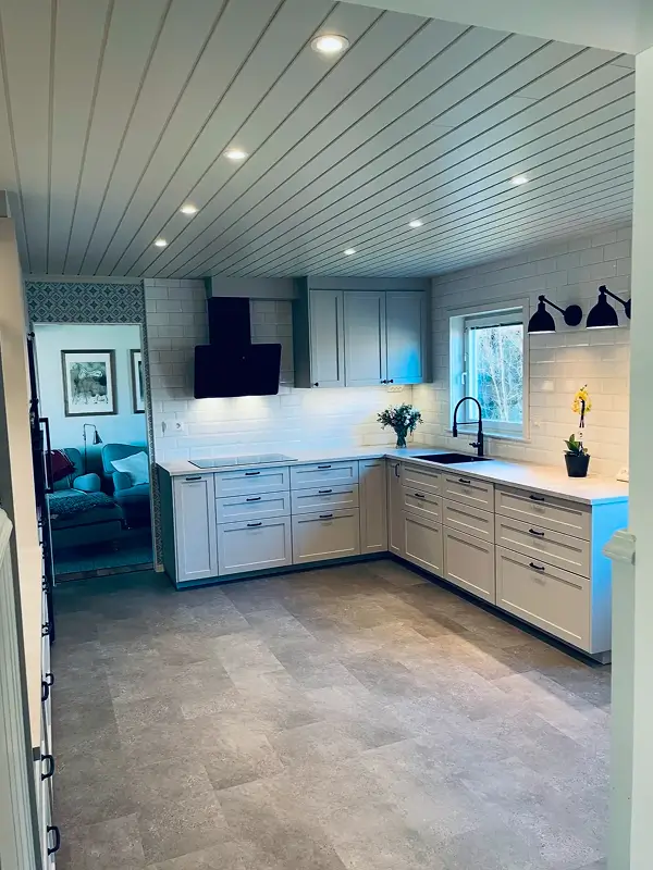Köksrenovering i Västerås av Woodworkers – funktionellt och estetiskt kök med plats för gemenskap.