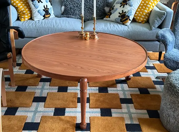 Skräddarsytt soffbord i ljust trä, tillverkat av möbelsnickare i Västerås med fokus på hållbar design.