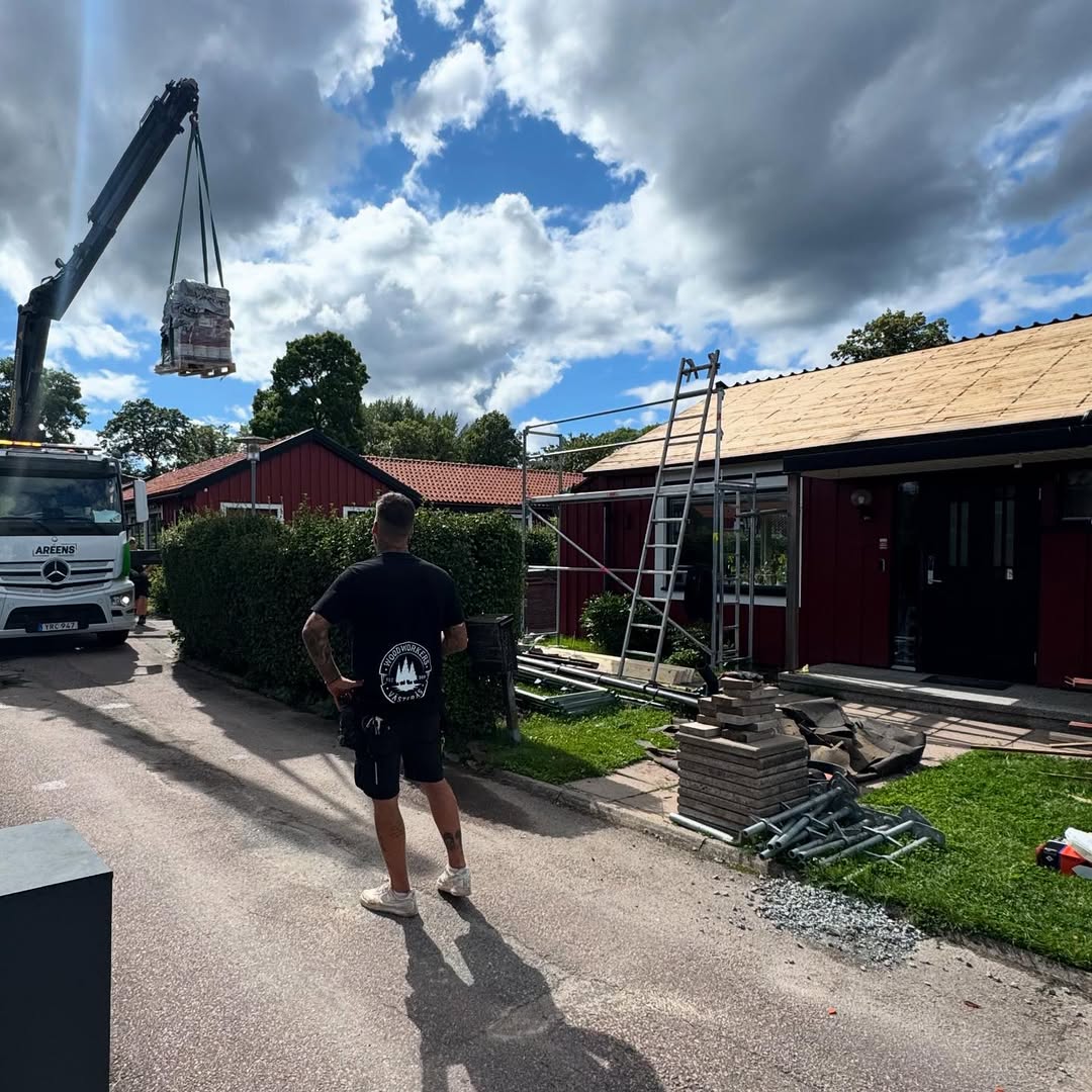 Woodworkers utför takomläggning